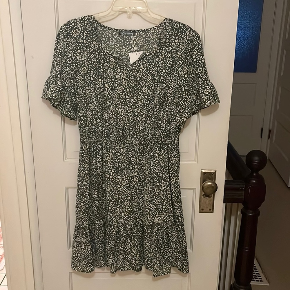Pretty Garden dress, women’s size L, olive and white flower design